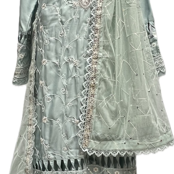 Brand New Pakistani fully embroidered Designer 3 piece suit with Net dupatta - Picture 16 of 16